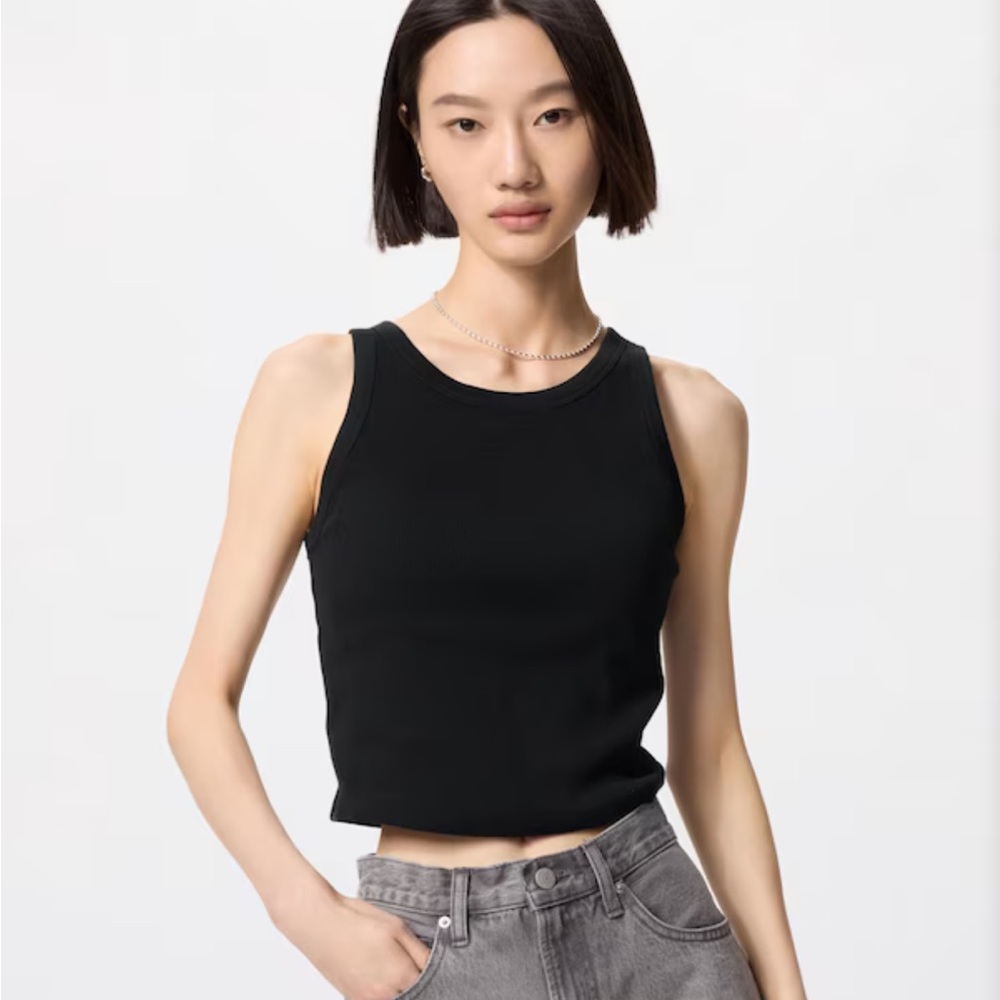 Uniqlo Black Ribbed Padded cropped bra top